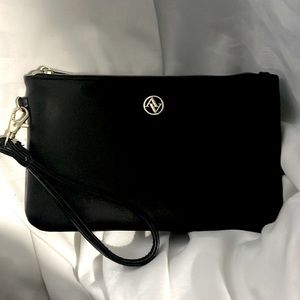Adrienne Vittadini Black Wristlet w/ Detachable  Charging Unit